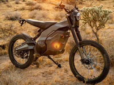 emmo-caofen-f80-electric-dirt-bike-4x3-grey-in-desert