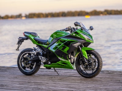 emmo-zone-electric-motorcycle-ebike-4x3-green-on-dock
