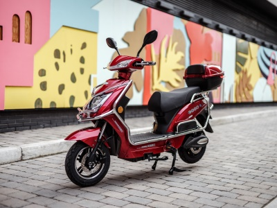 emmo-hornet-electric-moped-scooter-ebike-4x3-red-in-alley